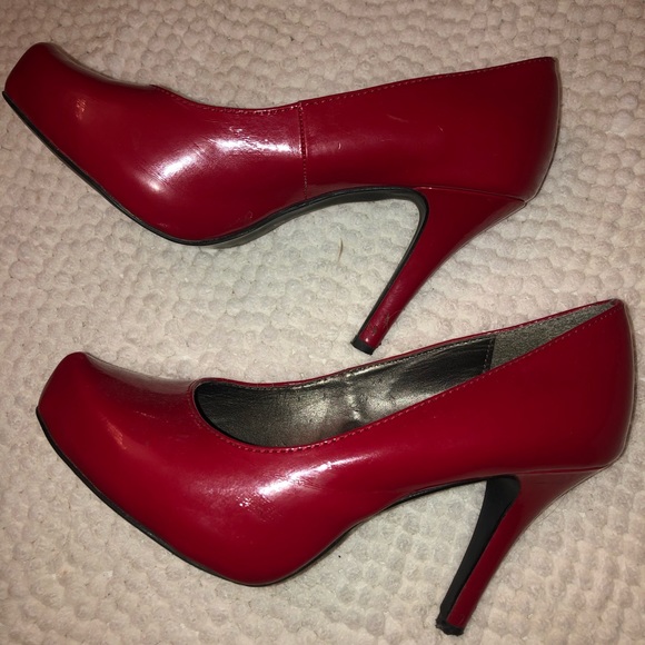 Red high heels - Picture 3 of 4